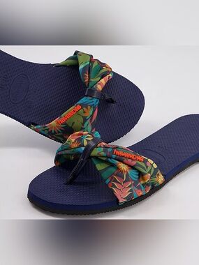Havaianas Navy Flip Flops with Tropical Bow Strap - Size 7/8